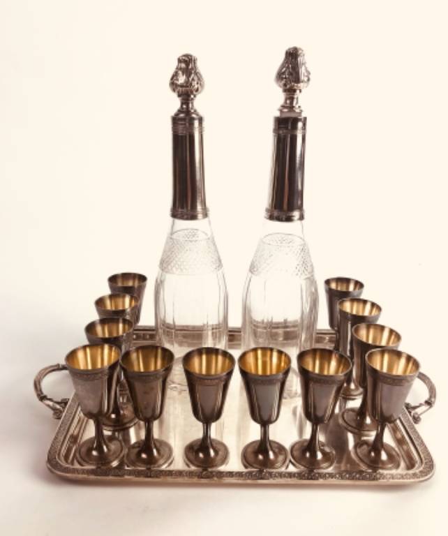 Service à liqueurs 1920 en métal argenté et cristal , 2 carafes et 12 godets coniques sur plateau | Puces Privées