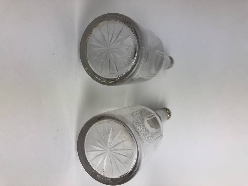 Service à liqueurs 1920 en métal argenté et cristal , 2 carafes et 12 godets coniques sur plateau | Puces Privées