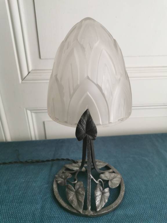 No - 487 - Lampe champignon , verre pressé , pied en fer forgé époque  Art - Déco | Puces Privées