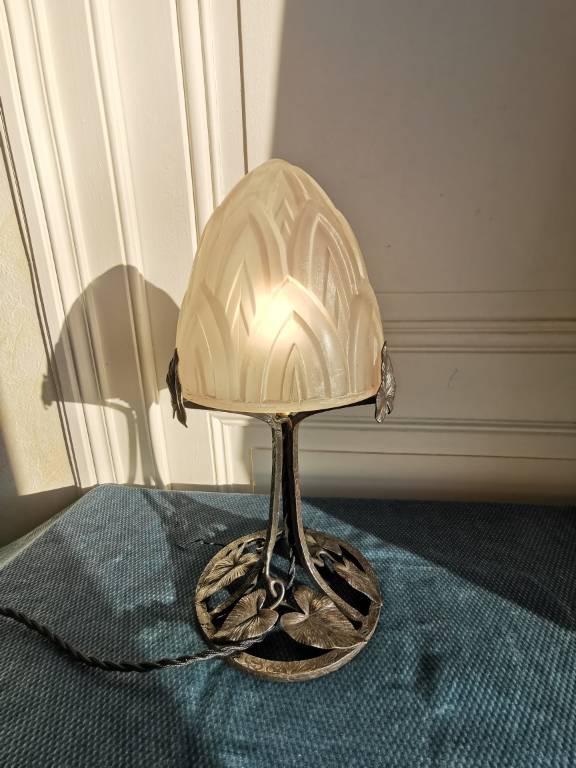 No - 487 - Lampe champignon , verre pressé , pied en fer forgé époque  Art - Déco | Puces Privées