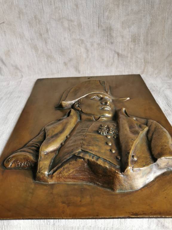 No - 490 - Plaque en bronze à fort relief représentant Napoléon en buste | Puces Privées