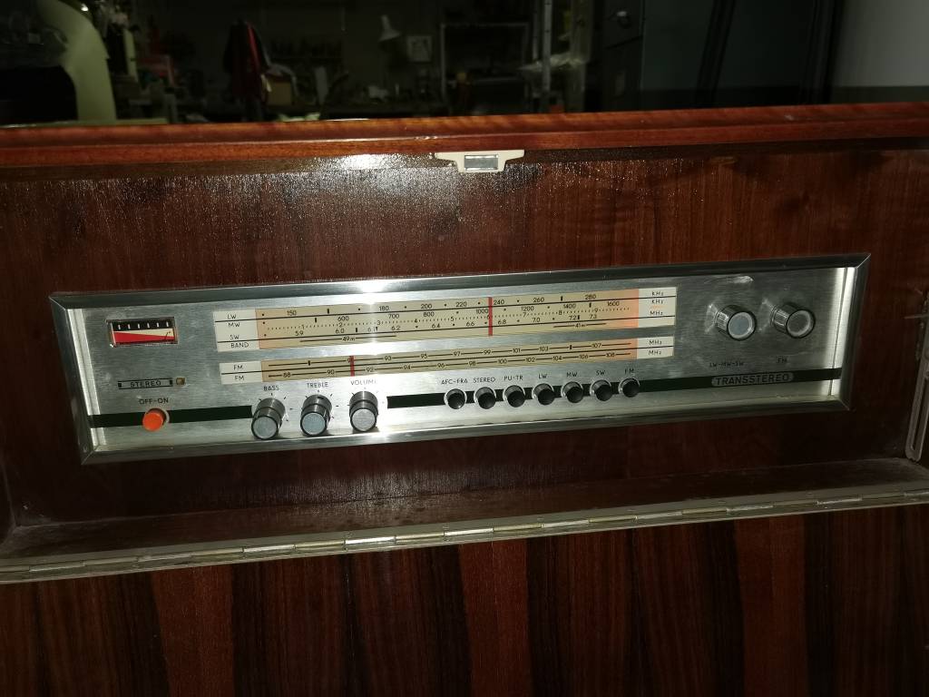 Meuble combiné Platine/Radio vintage des années 70 | Puces Privées