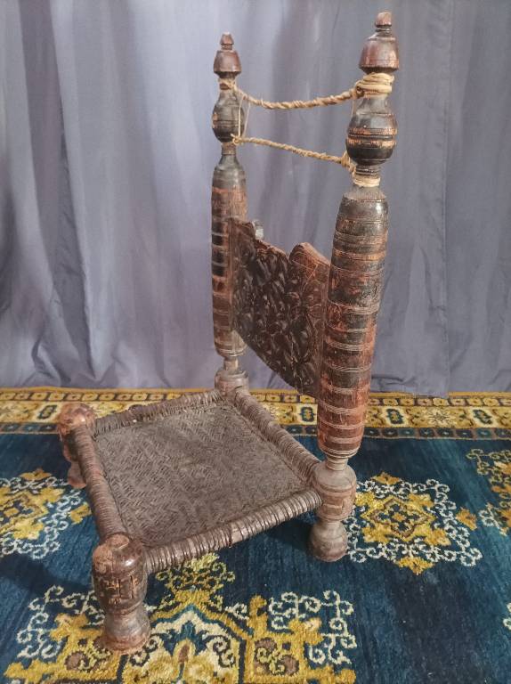 Chaise afghane en bois sculpté | Puces Privées