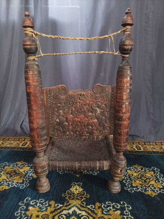 Chaise afghane en bois sculpté | Puces Privées