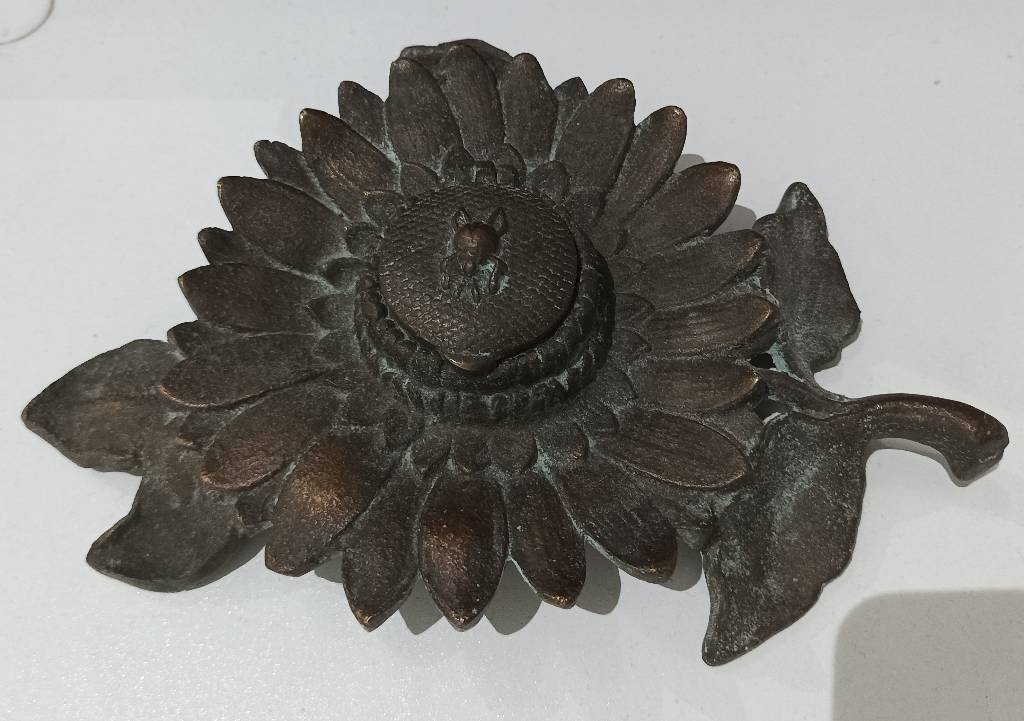 Encrier en bronze scarabée sur fleur de tournesol | Puces Privées
