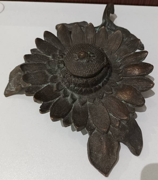 Encrier en bronze scarabée sur fleur de tournesol | Puces Privées