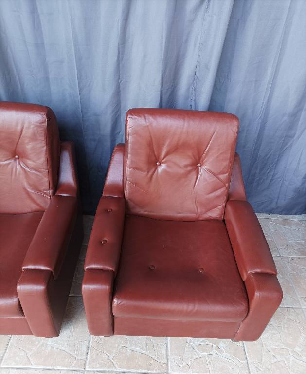 Paire de fauteuils vintage en skaï | Puces Privées