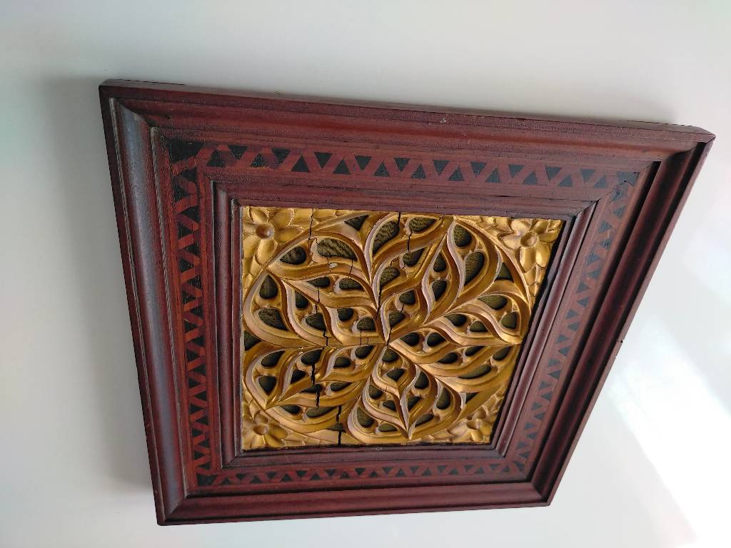 Cadre Tableau motif arabesque en bois et stuc doré | Puces Privées