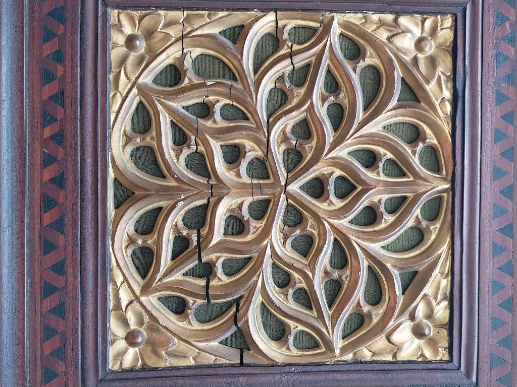Cadre Tableau motif arabesque en bois et stuc doré | Puces Privées