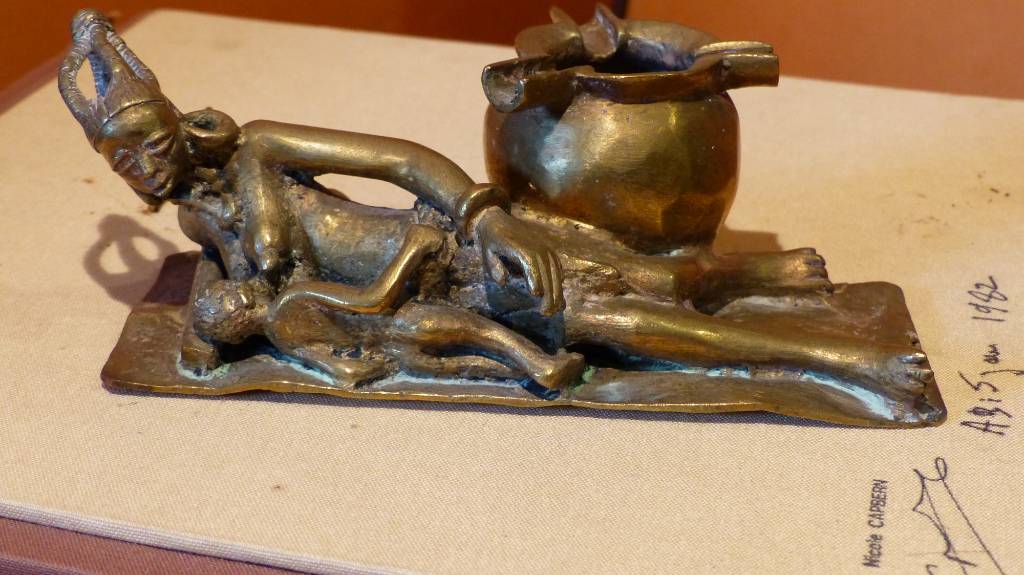 femme allongée bronze | Puces Privées