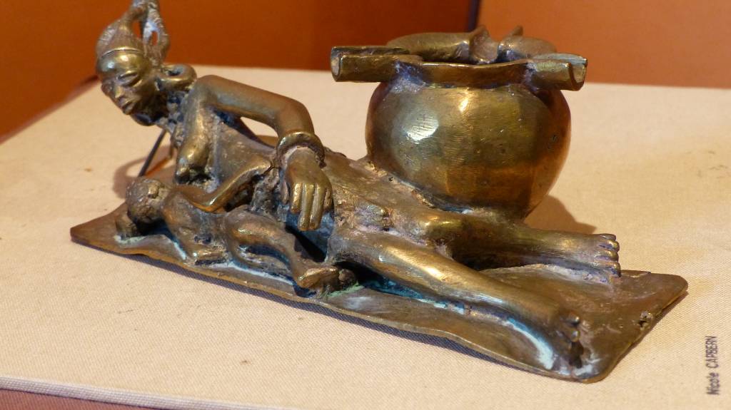 femme allongée bronze | Puces Privées