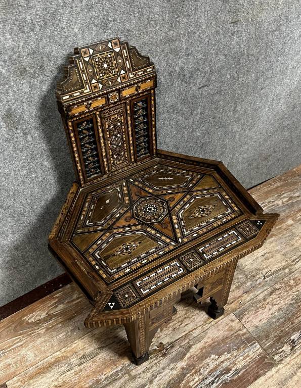 Syrie, vers 1880 : Superbe fauteuil marqueté de bois précieux, nacre, ébène et citronnier. | Puces Privées