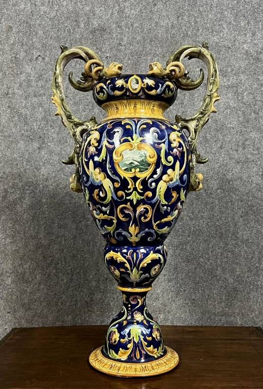 vase amphore en majolique italienne à décor émaillé polychrome sur fond bleu (haut 80cm) | Puces Privées