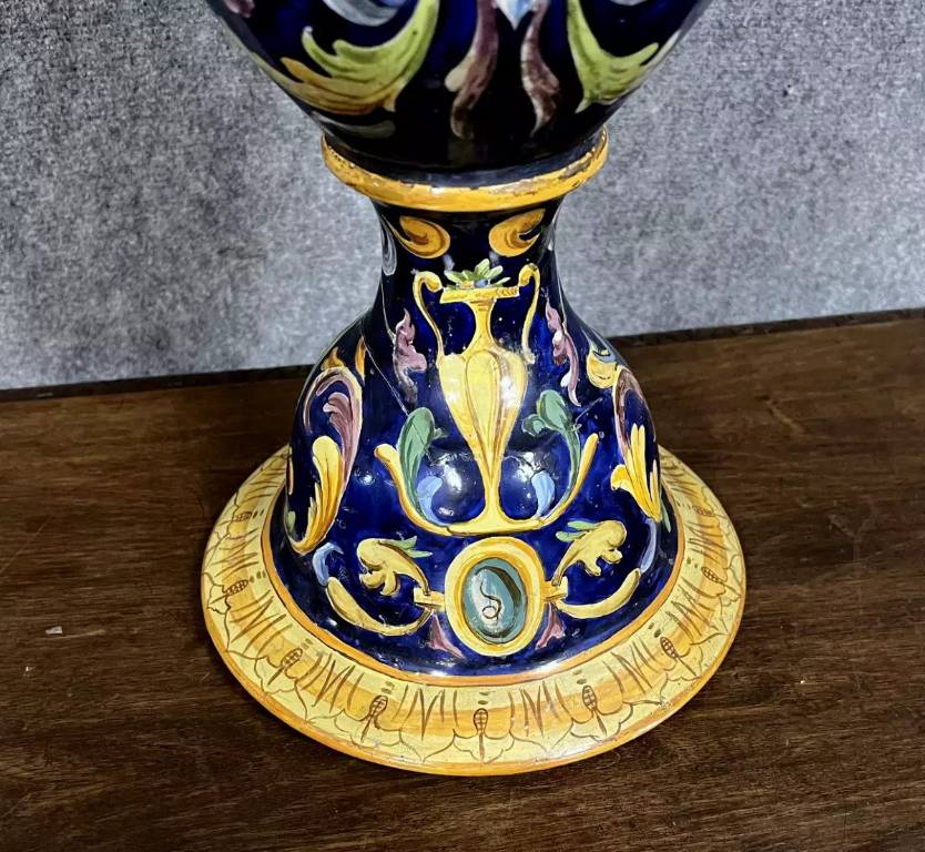 vase amphore en majolique italienne à décor émaillé polychrome sur fond bleu (haut 80cm) | Puces Privées
