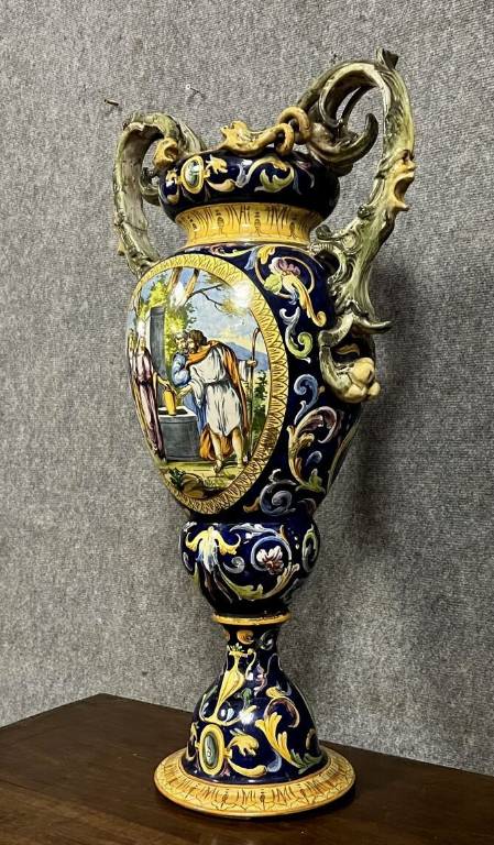 vase amphore en majolique italienne à décor émaillé polychrome sur fond bleu (haut 80cm) | Puces Privées