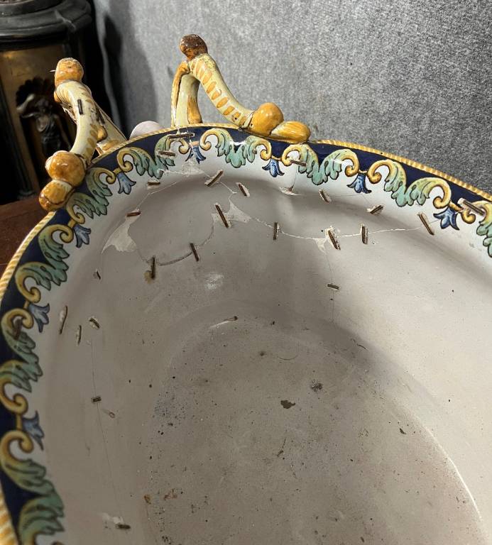 Nevers Montagnon : Monumentale jardinière en céramique à décor émaillé polychrome sur fond bleu | Puces Privées