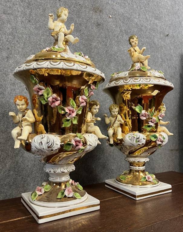 Cappodimonte : Monumentale paire de vases Médicis aux putti en porcelaine dorée a l'or fin (h72cm) | Puces Privées
