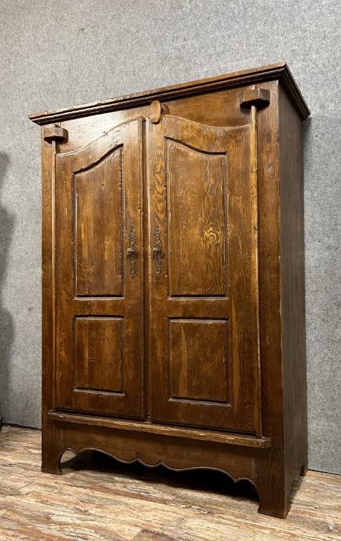 armoire de Montagne dans le style du 18eme siècle en bois massif | Puces Privées