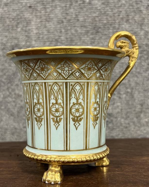 Porcelaine de Paris : Grande Tasse a chocolat bleue rehaussée de dorures époque Empire | Puces Privées