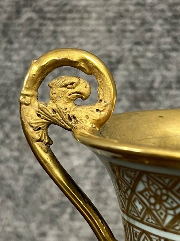 Porcelaine de Paris : Grande Tasse a chocolat bleue rehaussée de dorures époque Empire | Puces Privées