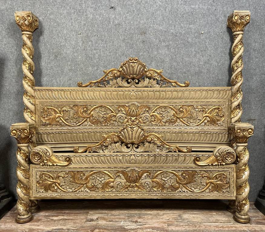 lit demi baldaquin de Château style Renaissance en bois sculpté et doré vers 1880 | Puces Privées