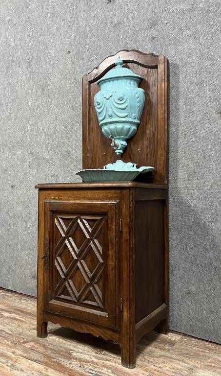 fontaine en fonte émaillée époque XIXeme logée sur un joli meuble potence | Puces Privées