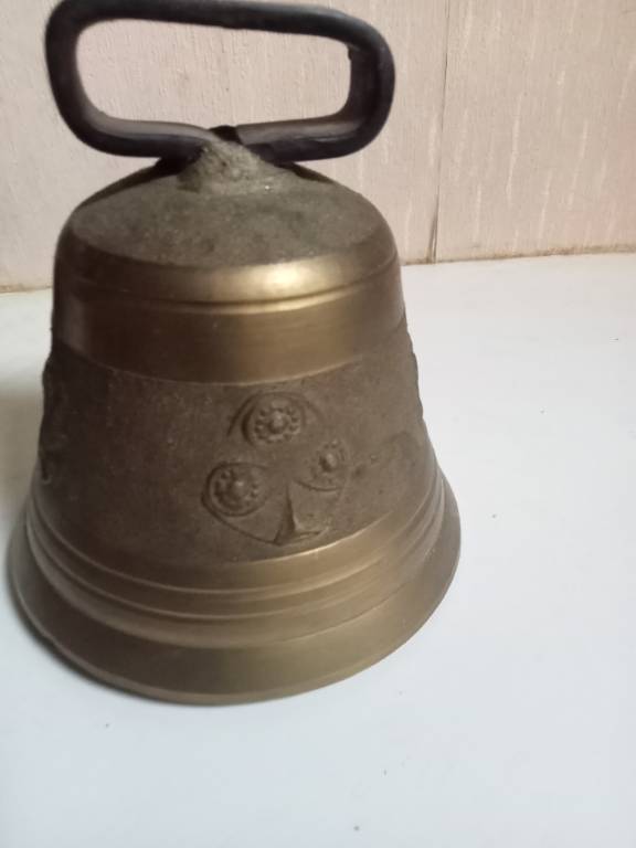 cloche en bronze hauteur 13 cm diamètre 12 cm | Puces Privées