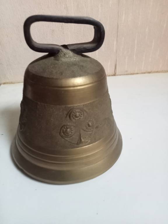 cloche en bronze hauteur 13 cm diamètre 12 cm | Puces Privées