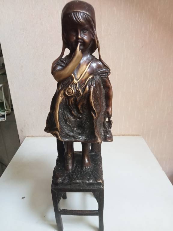 statuette en bronze la fille debout sur sa chaise hauteur 30 cm | Puces Privées
