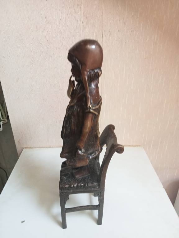 statuette en bronze la fille debout sur sa chaise hauteur 30 cm | Puces Privées