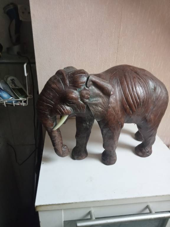 statuette élephant en cuir XIXème hauteur 23 cm x 33 cm | Puces Privées