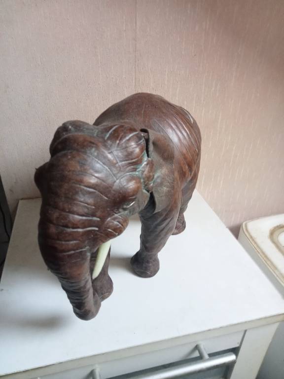 statuette élephant en cuir XIXème hauteur 23 cm x 33 cm | Puces Privées