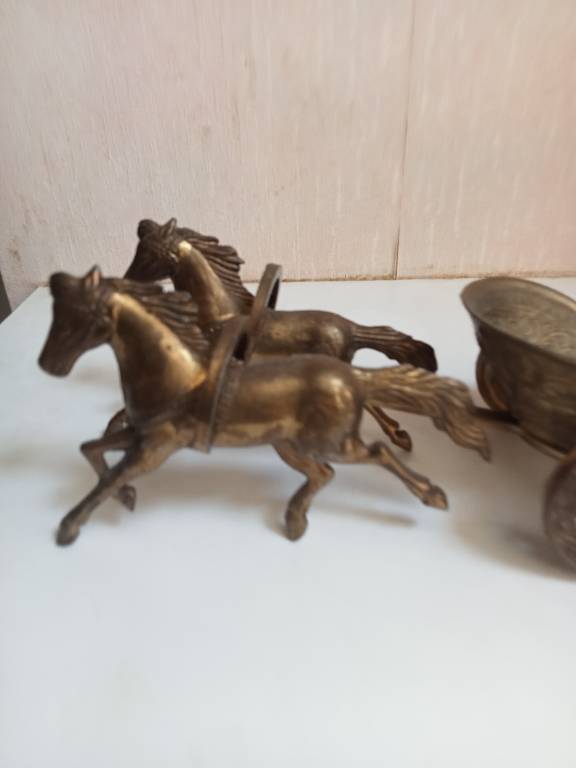 cheval et charette en laiton ou bronze longueur 19 cm hauteur 8 cm un cheval manque une patte | Puces Privées