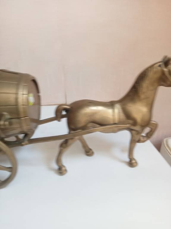 cheval et charette en laiton ou bronze avec tonneau longueur 28 cm hauteur 15 cm | Puces Privées