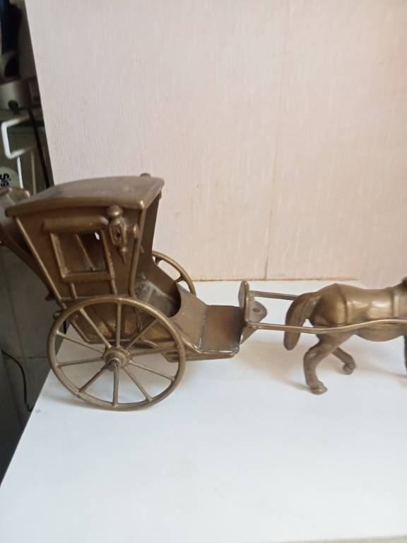 cheval et charette en bronze ou laiton longueur 39 cm hauteur 17 cm | Puces Privées