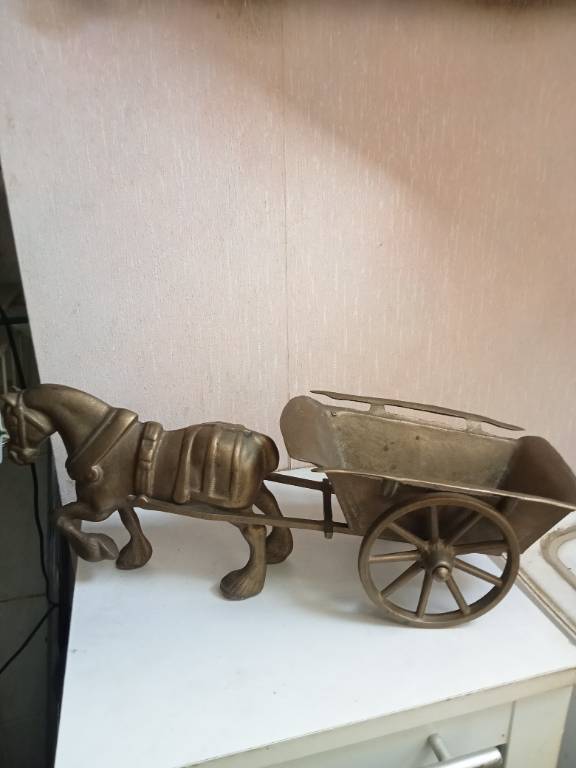 cheval et charette en bronze ou laiton longueur 44 cm hauteur 17 cm | Puces Privées