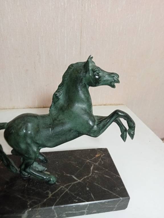 statuette cheval en régule sur support marbre longueur 18 cm | Puces Privées