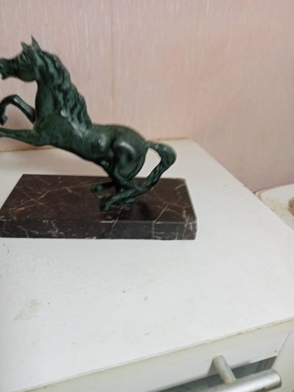 statuette cheval en régule sur support marbre longueur 18 cm | Puces Privées