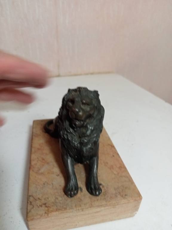 statuette lion en régule sur support marbre longueur 10 cm | Puces Privées