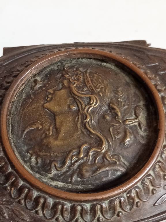 Boite a bijou en bronze XIXème macaron au centre hauteur 11 cm x 10,5 cm | Puces Privées