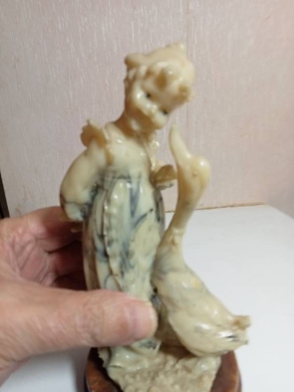 statuette en albatre XIXème jeune fille avec canard hauteur 18,5 cm sur support marbre | Puces Privées