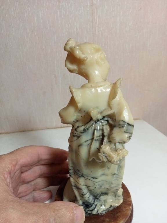statuette en albatre XIXème jeune fille avec canard hauteur 18,5 cm sur support marbre | Puces Privées