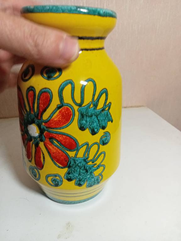 vase ancien jaune signé hauteur 19 cm diamètre 11 cm | Puces Privées