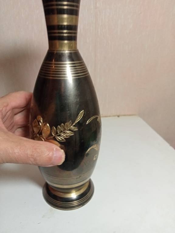 Vase en laiton finement décoré hauteur 26,5 cm | Puces Privées