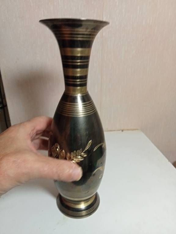 Vase en laiton finement décoré hauteur 26,5 cm | Puces Privées