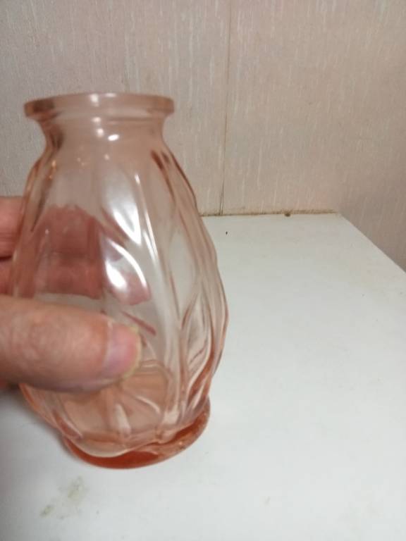 vase ancien en verre moulé hauteur 13 cm diamètre 8 cm | Puces Privées
