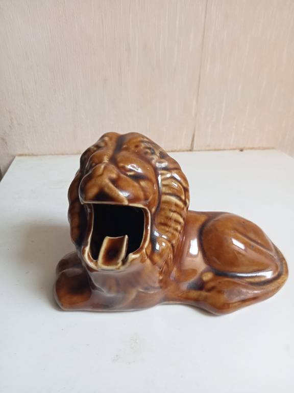 Statuette lion en céramique cendrier longueur 15 cm | Puces Privées