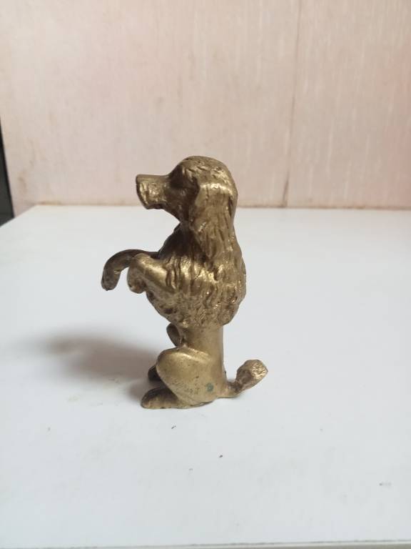 Petit chien en bronze doré du XIXème hauteur 7 cm | Puces Privées