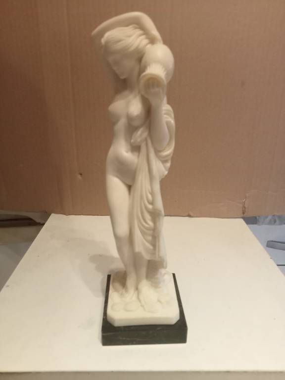 statuette ancienne en marbre blanc, signé Faro, hauteur 28 cm sur support marbre | Puces Privées