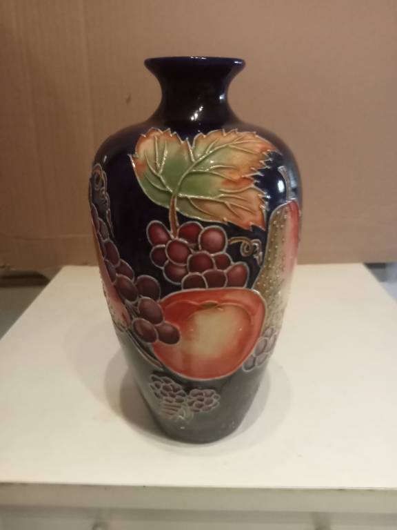 vase ancien décor fruit en relief hauteur 20 cm signé MP | Puces Privées